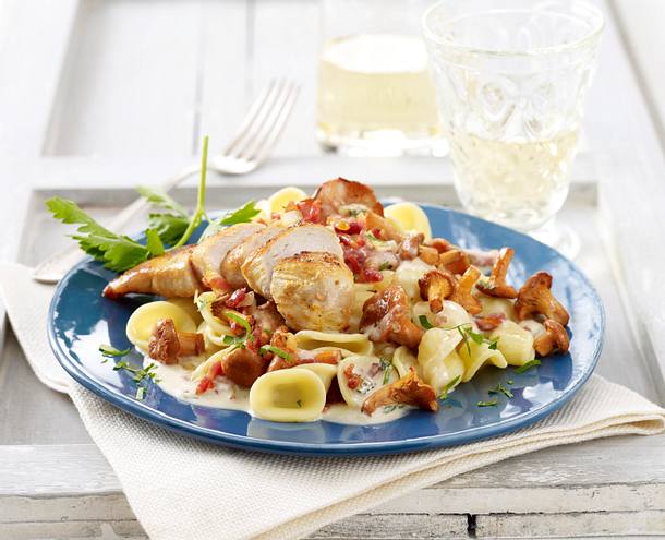 Orecchiette-Nudeln in Pfifferling-Speck-Rahm zu Hähnchenfilet Rezept Orecchiette-Nudeln in Pfifferling-Speck-Rahm zu Hähnchenfilet Rezept