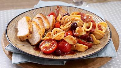 Orecchiette (Öhrchennudeln) mit Hähnchen und Rotwein-Tomatensoße Rezept - Foto: LECKER @ Bauer Media Group