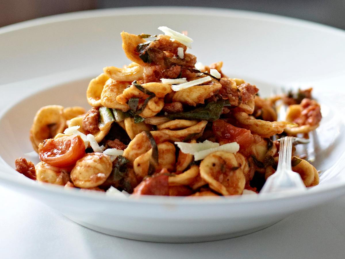 Orecchiette pugliesi mit Salsiccia und Mangold Rezept