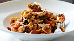 Orecchiette pugliesi mit Salsiccia und Mangold Rezept - Foto: LECKER @ Bauer Media Group
