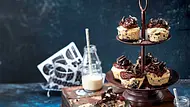 Oreo-Cheesecake-Cupcakes mit grandiosem Schokotopping Rezept - Foto: LECKER @ Bauer Media Group Oreo-Cheesecake-Cupcakes mit grandiosem Schokotopping Rezept - Foto: LECKER @ Bauer Media Group