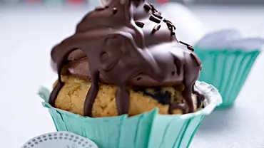 Oreo Cupcakes mit Nougat-Schoko-Tuff Rezept - Foto: LECKER @ Bauer Media Group Oreo Cupcakes mit Nougat-Schoko-Tuff Rezept - Foto: LECKER @ Bauer Media Group