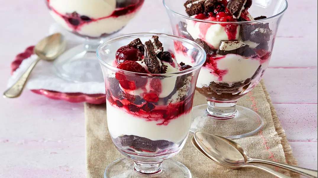 Oreo-Joghurt-Dessert mit Beeren Rezept - Foto: LECKER @ Bauer Media Group Oreo-Joghurt-Dessert mit Beeren Rezept - Foto: LECKER @ Bauer Media Group
