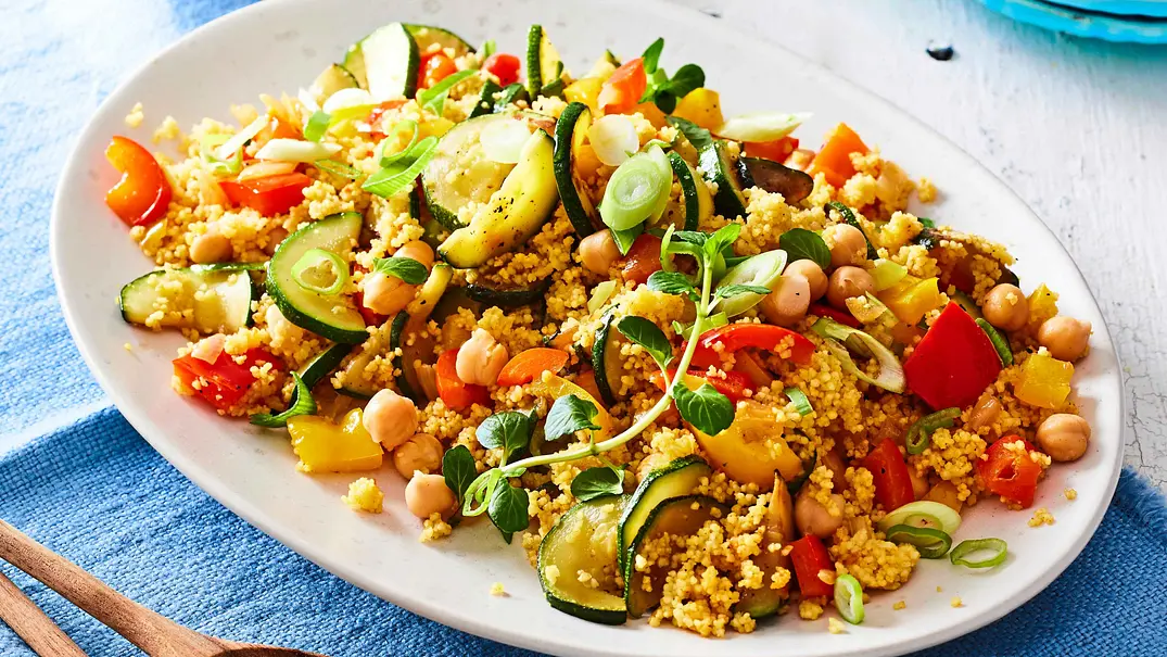 Orient-Couscous zu Joghurt-Minz-Dip Rezept - Foto: LECKER @ Bauer Media Group