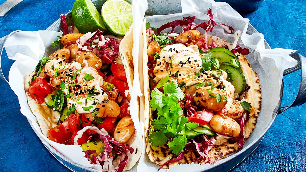 Orient-Tortillas mit Gewürzbohnen und Salat Rezept - Foto: LECKER @ Bauer Media Group Orient-Tortillas mit Gewürzbohnen und Salat Rezept - Foto: LECKER @ Bauer Media Group