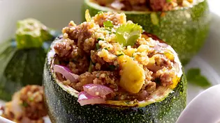 Orientalisch gefüllte runde Zucchini Rezept - Foto: LECKER @ Bauer Media Group Orientalisch gefüllte runde Zucchini Rezept - Foto: LECKER @ Bauer Media Group