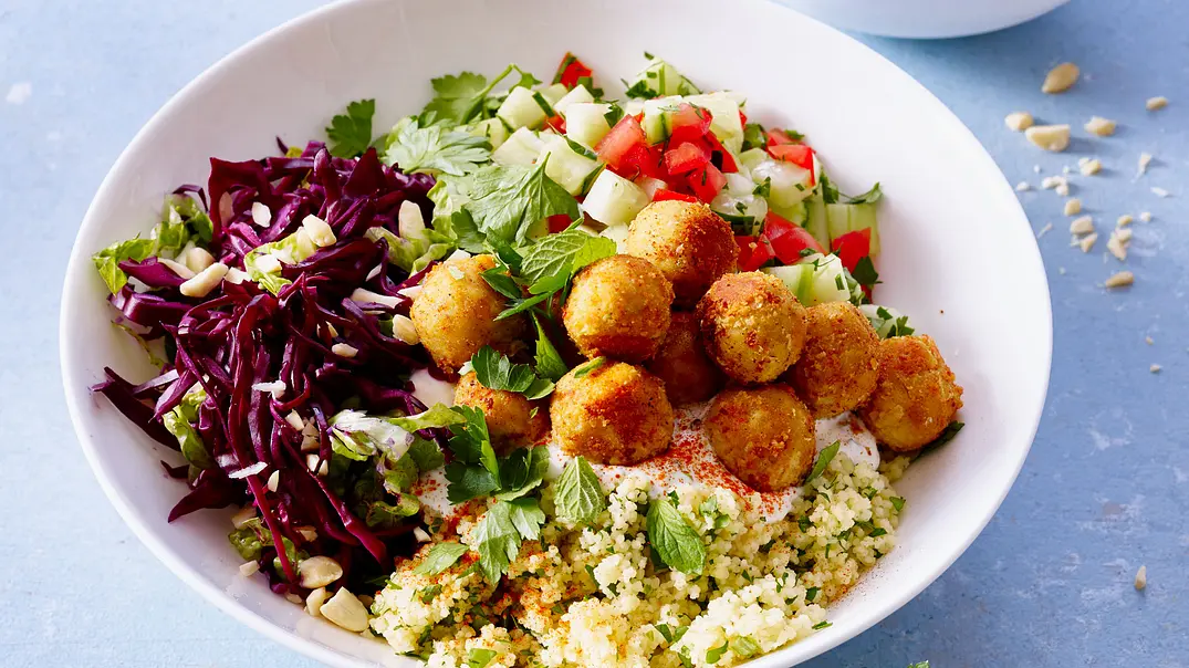 Orientalische Falafel Bowl Rezept - Foto: LECKER @ Bauer Media Group Orientalische Falafel Bowl Rezept - Foto: LECKER @ Bauer Media Group