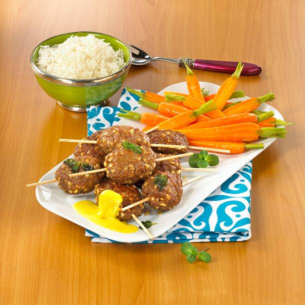 Orientalische Frikadellen mit Karamell-Möhren und Currysoße Rezept Orientalische Frikadellen mit Karamell-Möhren und Currysoße Rezept