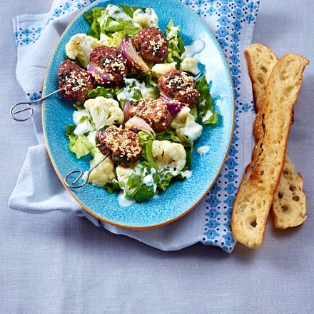 Orientalische Hack-Spießchen zu Blumenkohl-Salat Rezept