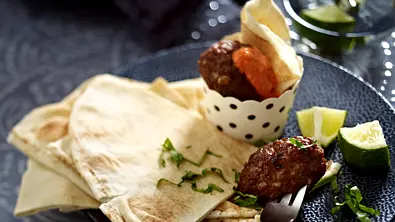 Orientalische Hackbällchen und Merguez Rezept - Foto: LECKER @ Bauer Media Group