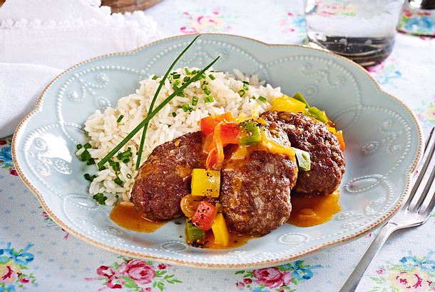 Orientalische Hackröllchen mit Paprikasoße Rezept Orientalische Hackröllchen mit Paprikasoße Rezept