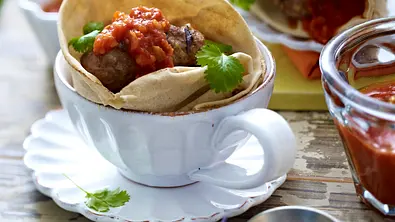 Orientalische Hackröllchen mit Dattel-Tomaten-Soße Rezept - Foto: LECKER @ Bauer Media Group