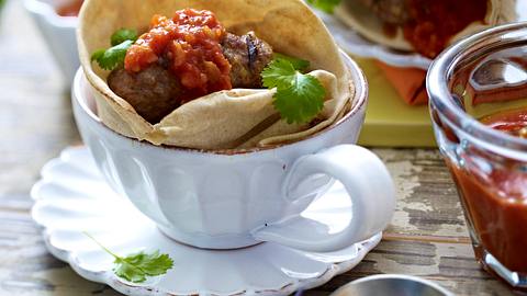 Orientalische Hackröllchen mit Dattel-Tomaten-Soße Rezept - Foto: House of Food / Bauer Food Experts KG