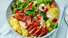 Gesunde Reisgerichte: Hier Hähnchen-Reis-Bowl mit Feldsalat, Tomate und Joghurtdressing. - Foto: LECKER @ Bauer Media Group