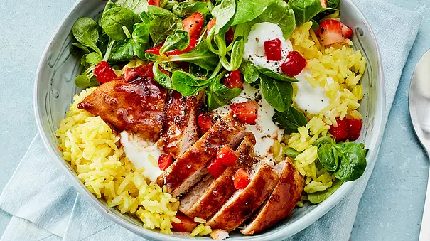 Gesunde Reisgerichte: Hier Hähnchen-Reis-Bowl mit Feldsalat, Tomate und Joghurtdressing. - Foto: LECKER @ Bauer Media Group