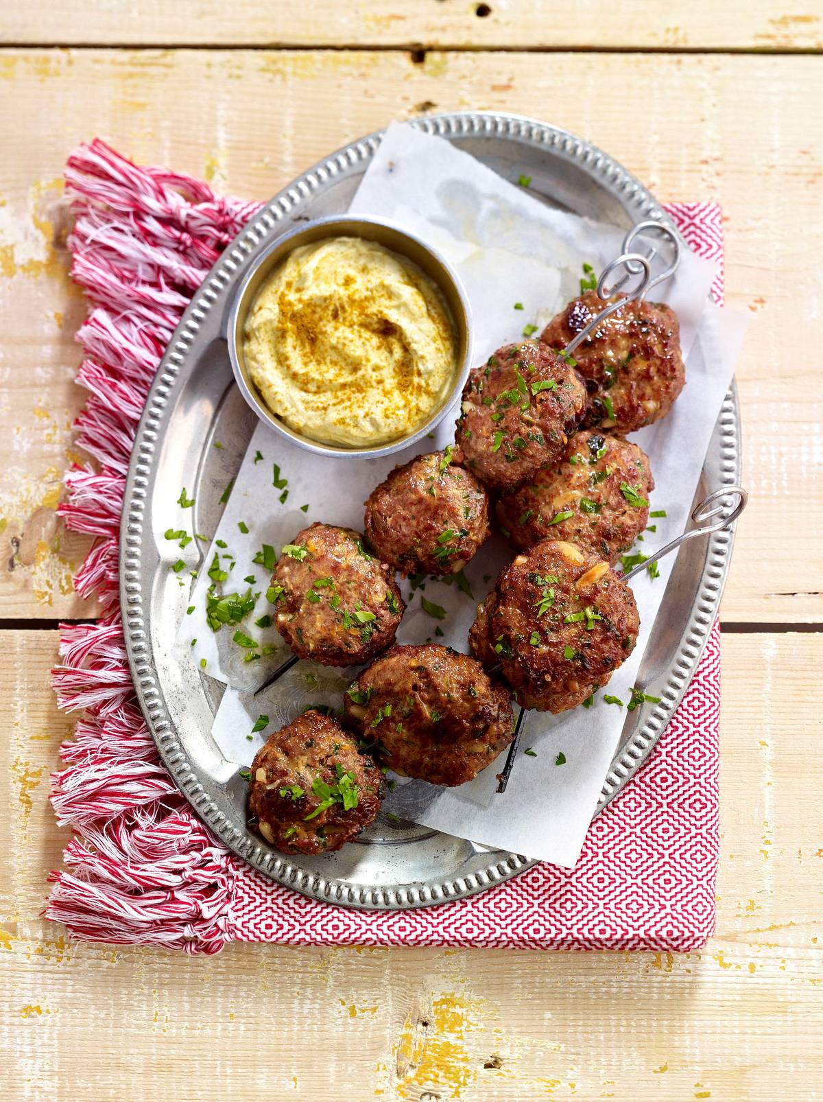 Orientalische Lamm-Frikadellen mit Curry-Dip Rezept