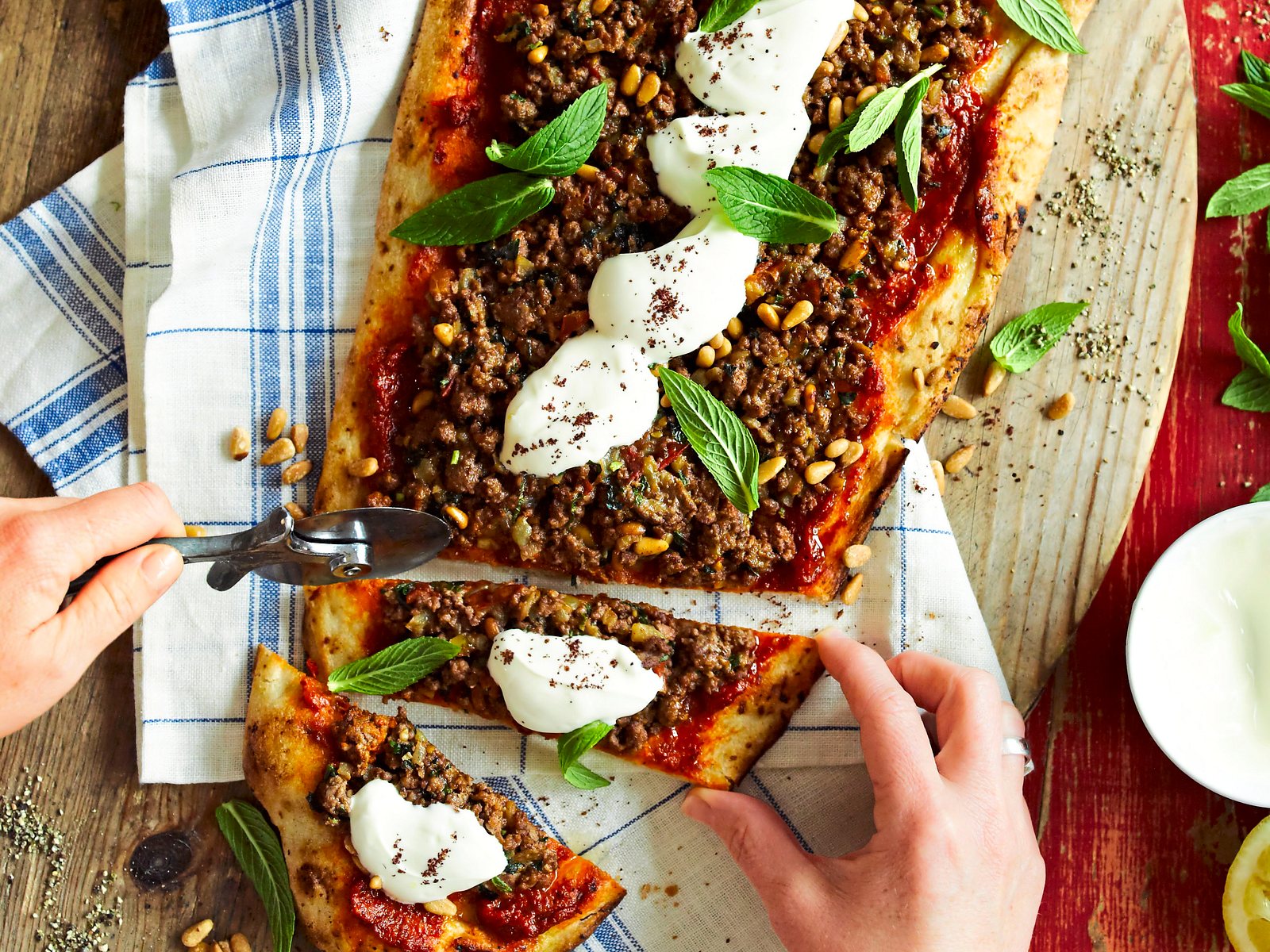 Orientalische Pinsa mit Minze Rezept | LECKER