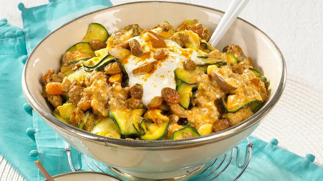 Orientalische-Zucchini-Hackpfanne Rezept - Foto: LECKER @ Bauer Media Group Orientalische-Zucchini-Hackpfanne Rezept - Foto: LECKER @ Bauer Media Group