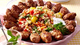 Orientalischer Bulgursalat mit Köfte Rezept - Foto: LECKER @ Bauer Media Group Orientalischer Bulgursalat mit Köfte Rezept - Foto: LECKER @ Bauer Media Group