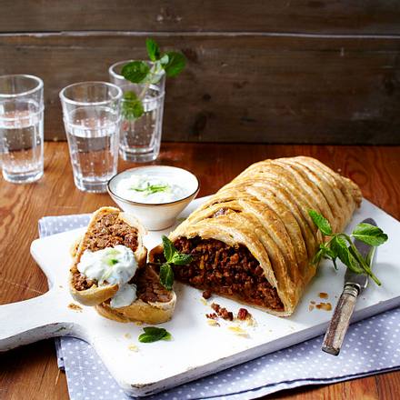 Orientalischer Hack-Blätterteig-Zopf mit Joghurtcreme Rezept Orientalischer Hack-Blätterteig-Zopf mit Joghurtcreme Rezept