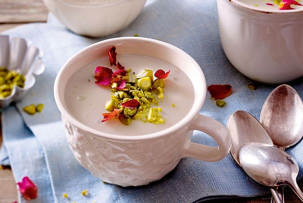 Orientalischer Mandelpudding mit Rosenblüten Rezept Orientalischer Mandelpudding mit Rosenblüten Rezept