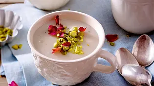 Orientalischer Mandelpudding mit Rosenblüten Rezept - Foto: LECKER @ Bauer Media Group Orientalischer Mandelpudding mit Rosenblüten Rezept - Foto: LECKER @ Bauer Media Group