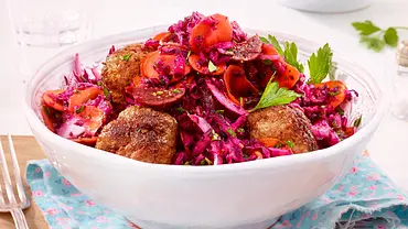 Orientalischer Rotkohl-Salat mit Hackbällchen Rezept - Foto: LECKER @ Bauer Media Group Orientalischer Rotkohl-Salat mit Hackbällchen Rezept - Foto: LECKER @ Bauer Media Group
