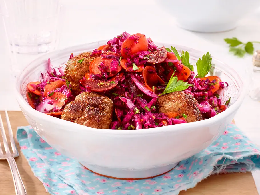 Orientalischer Rotkohl-Salat mit Hackbällchen Rezept Orientalischer Rotkohl-Salat mit Hackbällchen Rezept