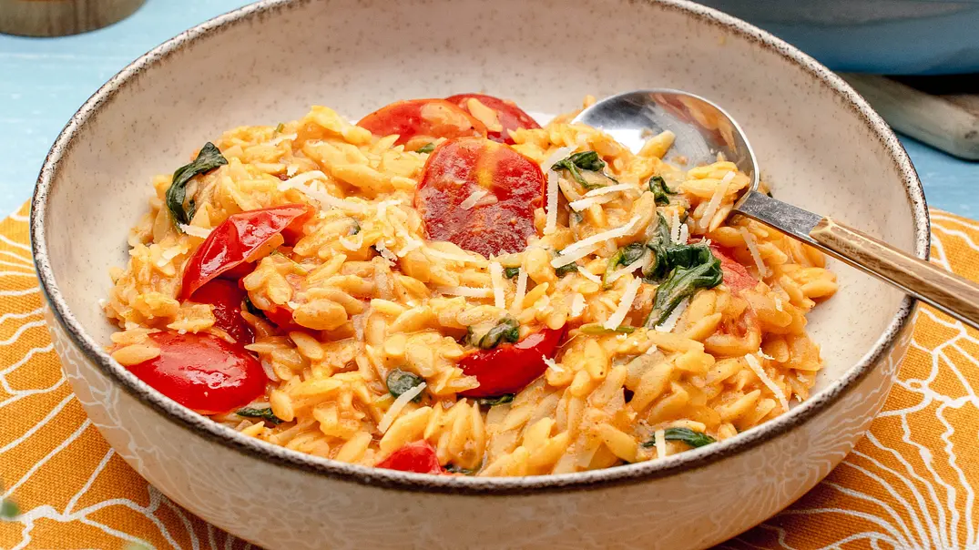 Orzotto mit Tomaten und Spinat Rezept - Foto: ShowHeroes für LECKER @ Bauer Media Group Orzotto mit Tomaten und Spinat Rezept - Foto: ShowHeroes für LECKER @ Bauer Media Group