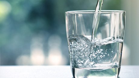 Osmosewasser in Wasserglas - Foto: iStock/pinkomelet