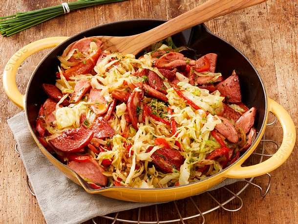 Kleiner Abwasch, großer Geschmack: Kraut-Wurst-Pfanne Rezept Kleiner Abwasch, großer Geschmack: Kraut-Wurst-Pfanne Rezept
