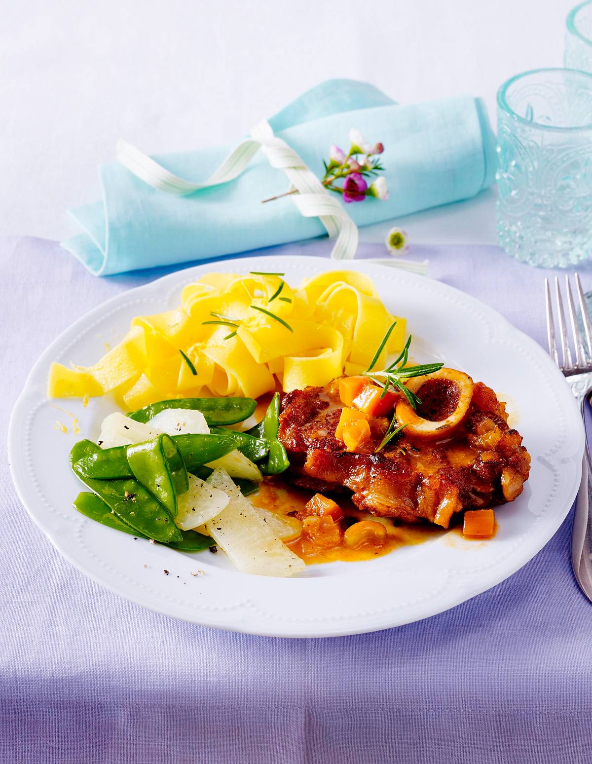 Ossobuco mit Kohlrabi, Zuckerschoten und Zitronennudeln Rezept