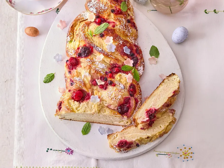 Ein Hefezopf mit Beeren auf einem Teller