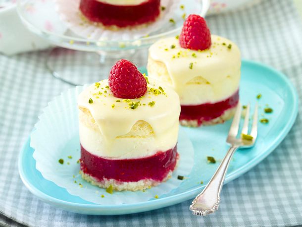 Oster-Törtchen mit Himbeermark und Eierlikörcreme Rezept Oster-Törtchen mit Himbeermark und Eierlikörcreme Rezept