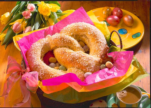 Osterbrezel mit Aprikosen-Marzipan-Füllung Rezept Osterbrezel mit Aprikosen-Marzipan-Füllung Rezept