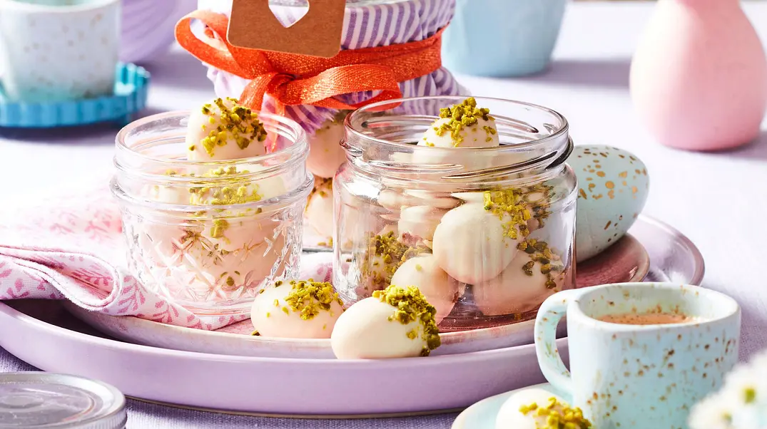 Osterei-Konfekt mit weißer Schokolade und gehackten Pistazien in 2 Schraubgläsern ohne Deckel - Foto: LECKER @ Bauer Media Group