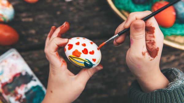 Die Osterfeiertage stehen vor der Tür! Zeit zum Ostereier bemalen. Wir zeigen dir die schönsten Tricks und Bastelideen! - Foto: istock/golero