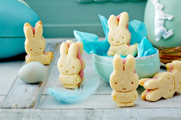 Osterhasenkekse mit Himbeerfüllung Rezept Osterhasenkekse mit Himbeerfüllung Rezept