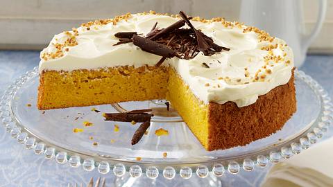 Österlicher Möhrenkuchen mit Quark-Mascarpone-Haube Rezept - Foto: House of Food / Bauer Food Experts KG