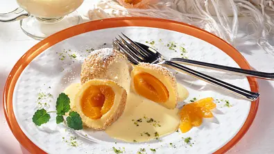 Österreichische Marillenknödel Rezept - Foto: LECKER @ Bauer Media Group