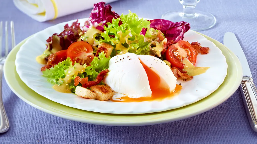 Ostersalat mit pochierten Eiern Rezept - Foto: LECKER @ Bauer Media Group Ostersalat mit pochierten Eiern Rezept - Foto: LECKER @ Bauer Media Group