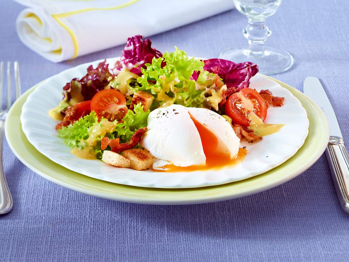 Ostersalat mit pochierten Eiern Rezept