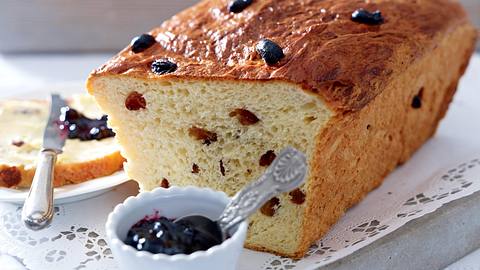 Osterstuten mit Rosinen Rezept - Foto: House of Food / Bauer Food Experts KG