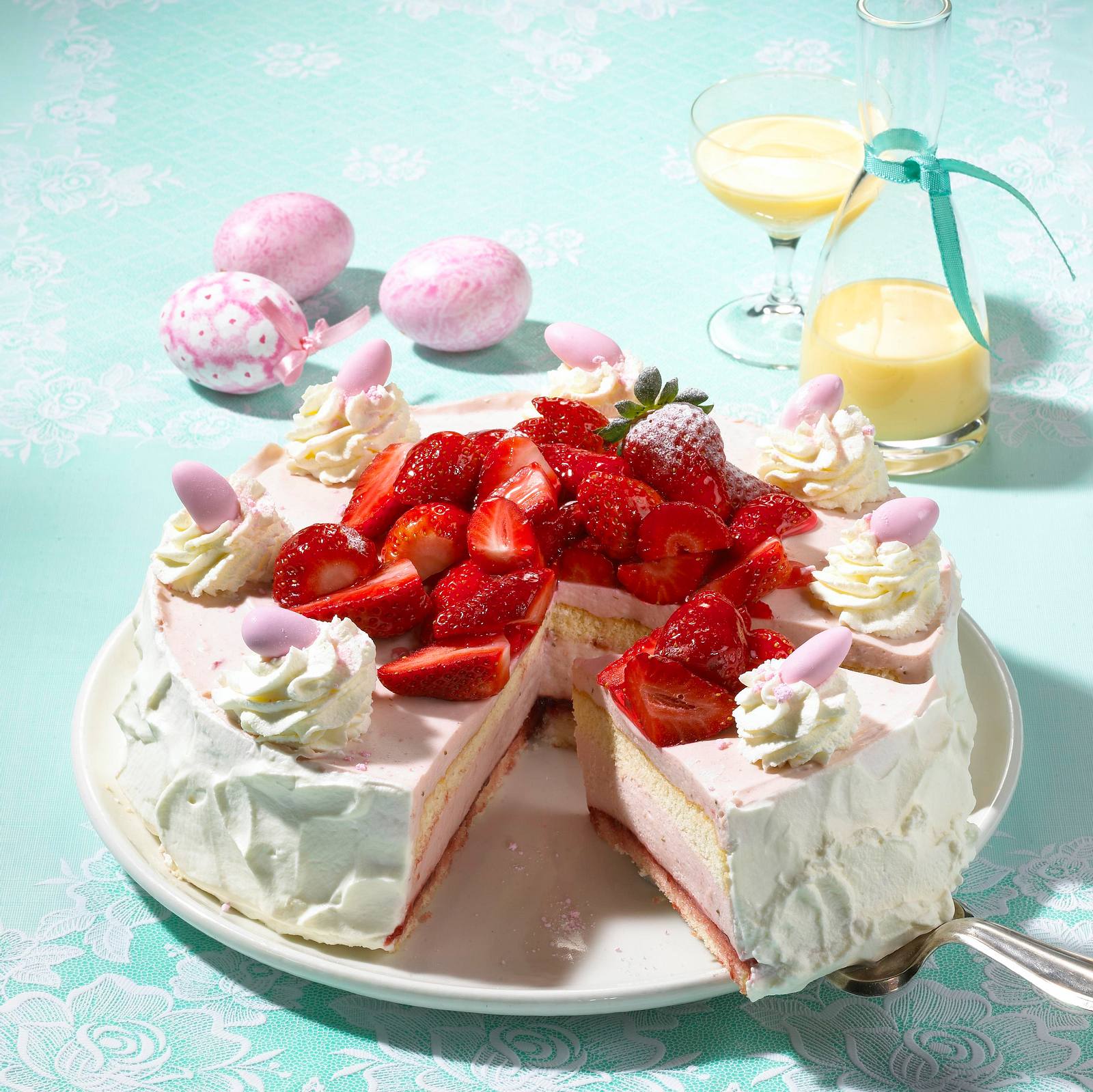 Ostertorte mit Eierlikörcreme und Erdbeeren Rezept | LECKER