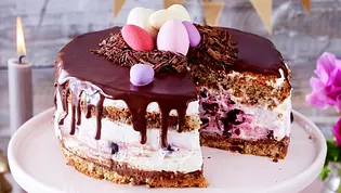 Ostertorte mit Kirschen und Schokolade Rezept - Foto: LECKER @ Bauer Media Group