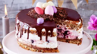Ostertorte mit Kirschen und Schokolade Rezept - Foto: LECKER @ Bauer Media Group