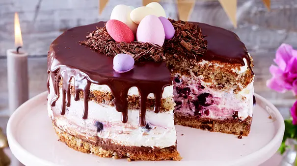Ostertorte mit Kirschen und Schokolade. - Foto: LECKER @ Bauer Media Group
