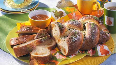 Osterzopf mit Marzipanfüllung Rezept - Foto: Maass