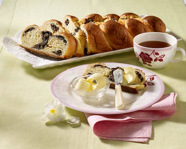 Osterzopf mit Mohnfüllung Rezept Osterzopf mit Mohnfüllung Rezept