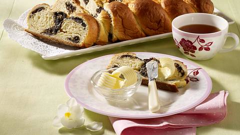 Osterzopf mit Mohnfüllung Rezept - Foto: House of Food / Bauer Food Experts KG